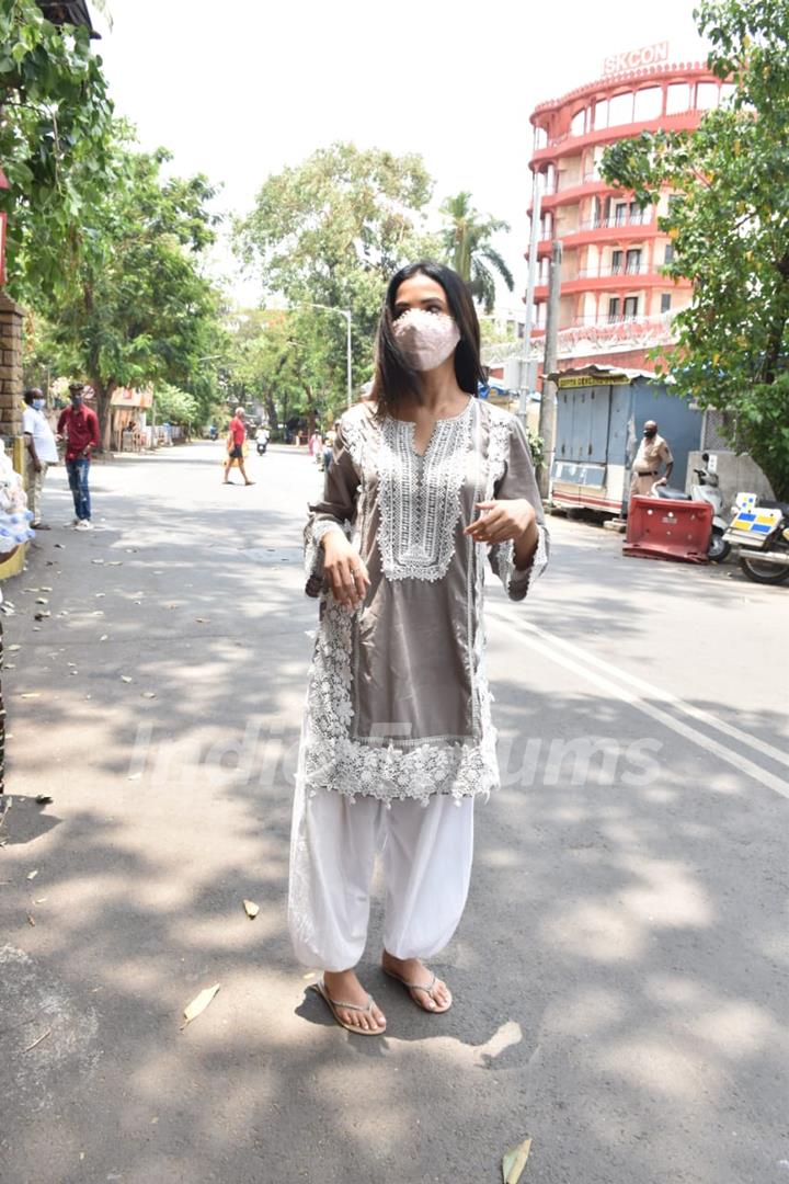 Sonal Chauhan spotted distributing food amongst the needy outside Shani temple in Juhu