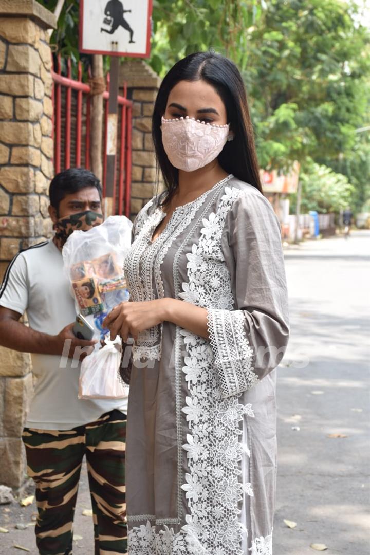 Sonal Chauhan spotted distributing food amongst the needy outside Shani temple in Juhu