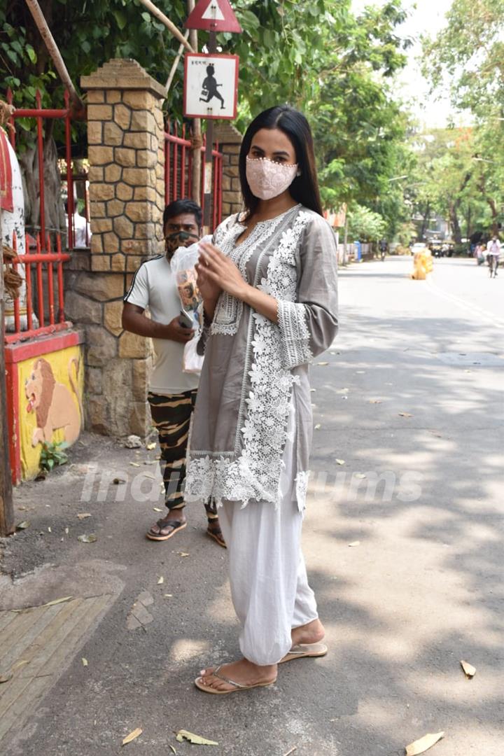 Sonal Chauhan spotted distributing food amongst the needy outside Shani temple in Juhu