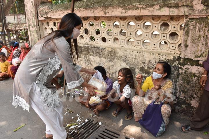 Sonal Chauhan spotted distributing food amongst the needy outside Shani temple in Juhu