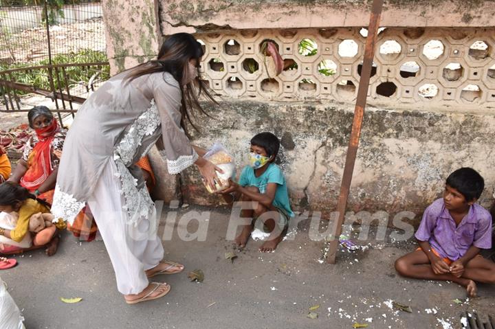 Sonal Chauhan spotted distributing food amongst the needy outside Shani temple in Juhu