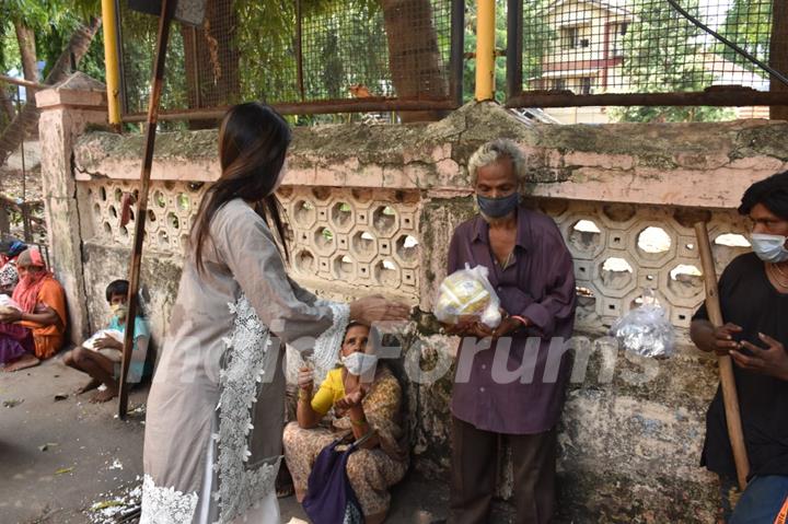 Sonal Chauhan spotted distributing food amongst the needy outside Shani temple in Juhu