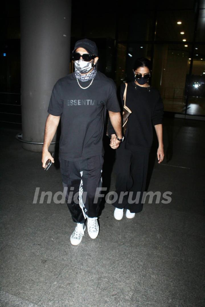 Deepika Padukone and Ranveer Singh spotted returning to Mumbai from Bengaluru