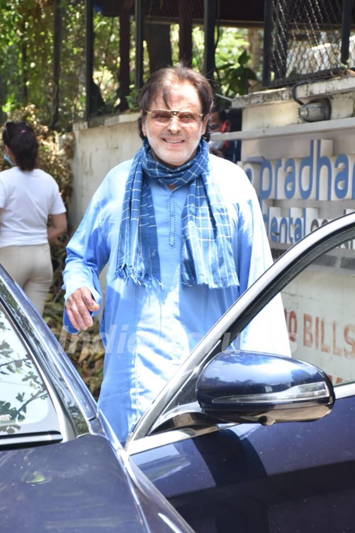 Senior actor Sanjay Khan snapped at a clinic in Juhu