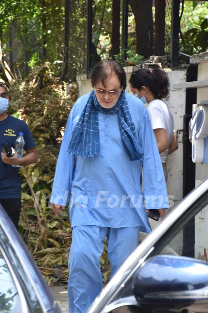 Senior actor Sanjay Khan snapped at a clinic in Juhu