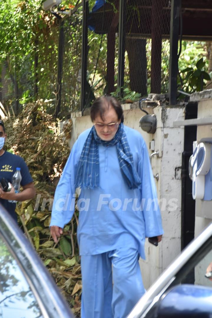 Senior actor Sanjay Khan snapped at a clinic in Juhu