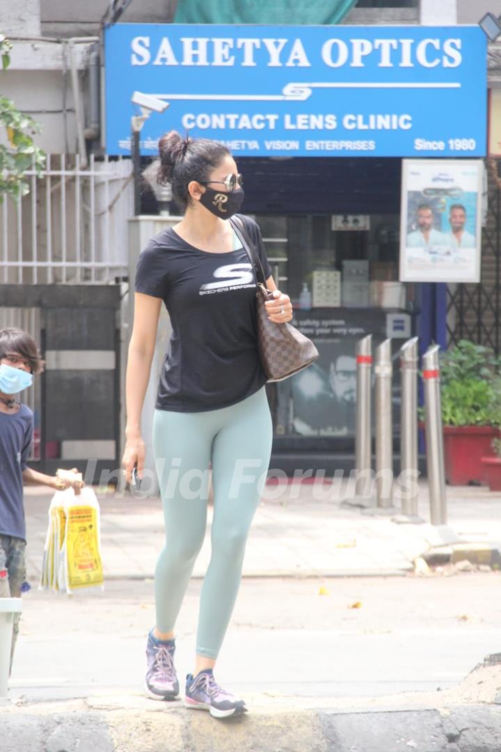 Rakul Preet Singh snapped at food hall in Santacruz