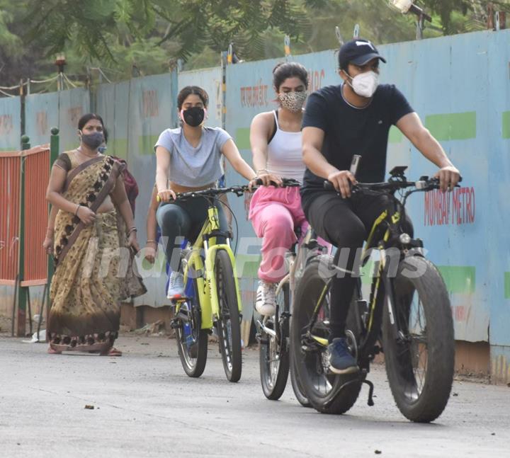 Janhvi Kapoor and Khushi Kapoor spotted in Lokhandwala, Andheri