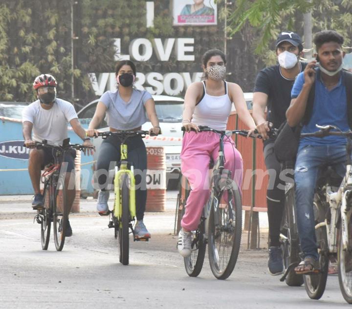 Janhvi Kapoor and Khushi Kapoor spotted in Lokhandwala, Andheri