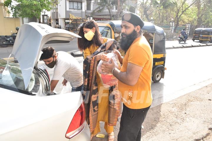 Aahana Kumra donates food at Gurudwara in Andheri