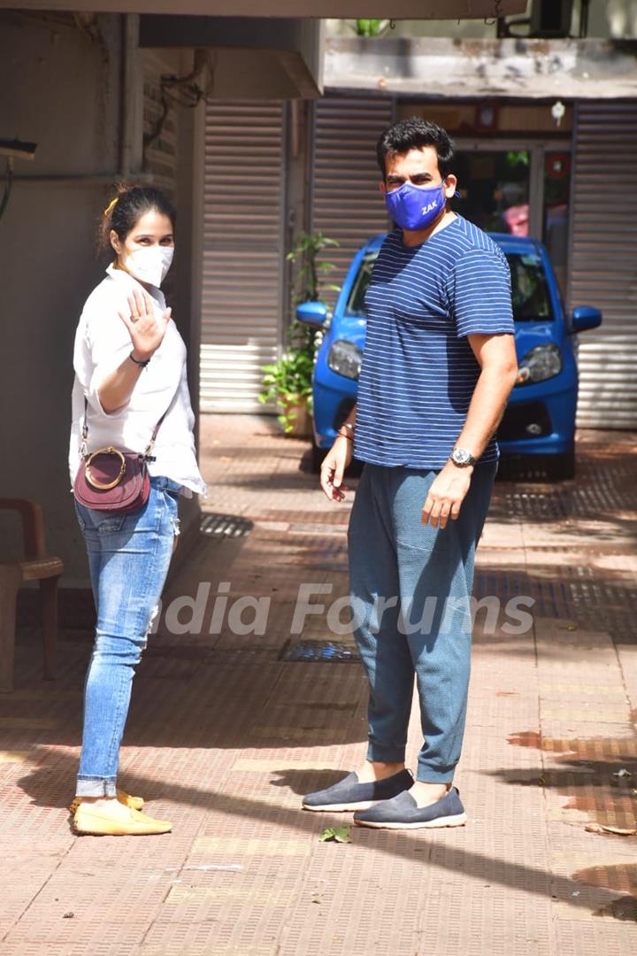 Zaheer Khan with wife Sagarika Ghatge spotted at bandra