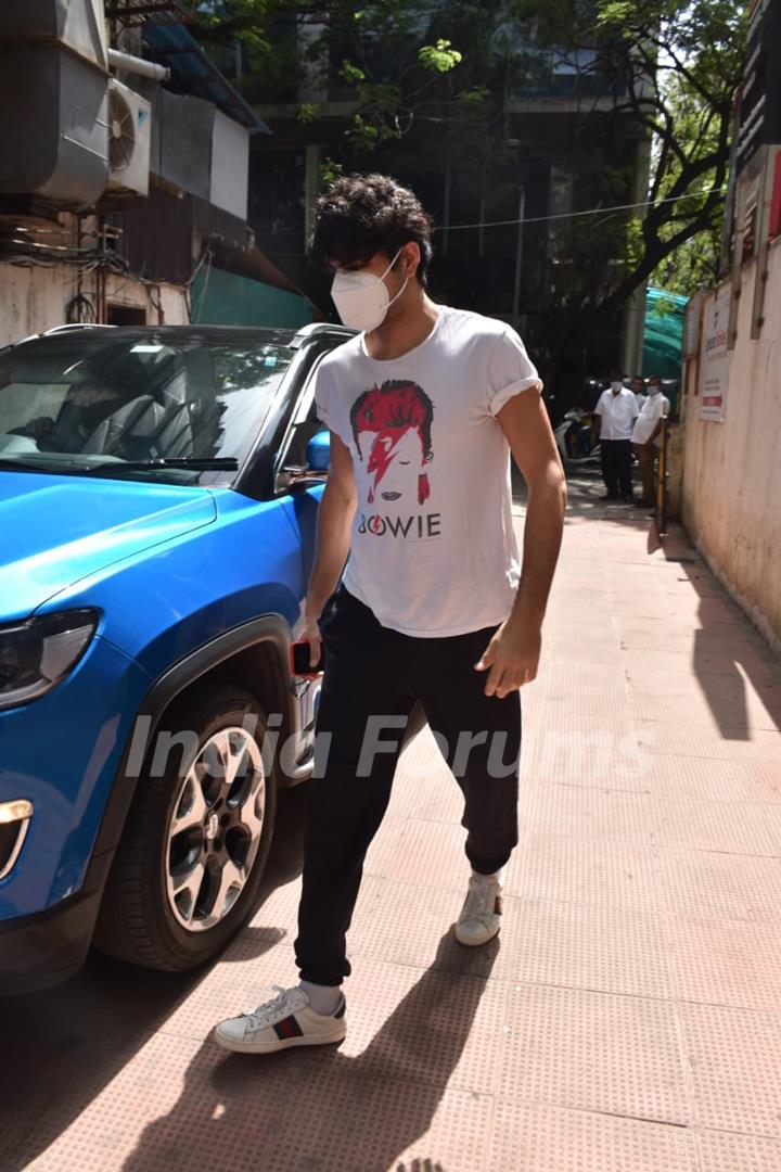 Ibrahim Ali Khan snapped outside a clinic in Bandra 