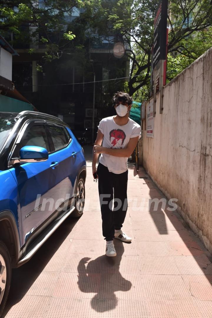 Ibrahim Ali Khan snapped outside a clinic in Bandra 