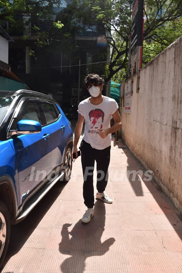 Ibrahim Ali Khan snapped outside a clinic in Bandra 