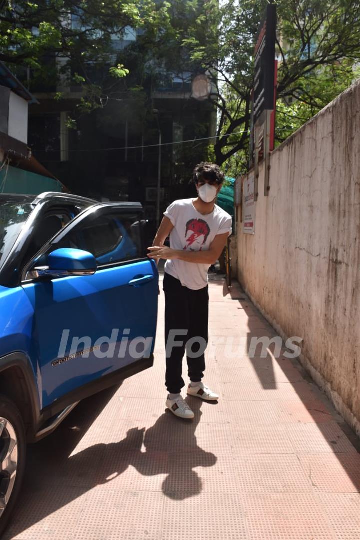 Ibrahim Ali Khan snapped outside a clinic in Bandra 