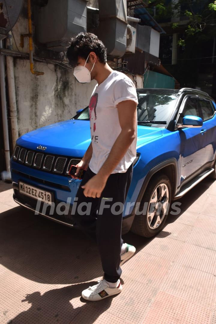 Ibrahim Ali Khan snapped outside a clinic in Bandra 