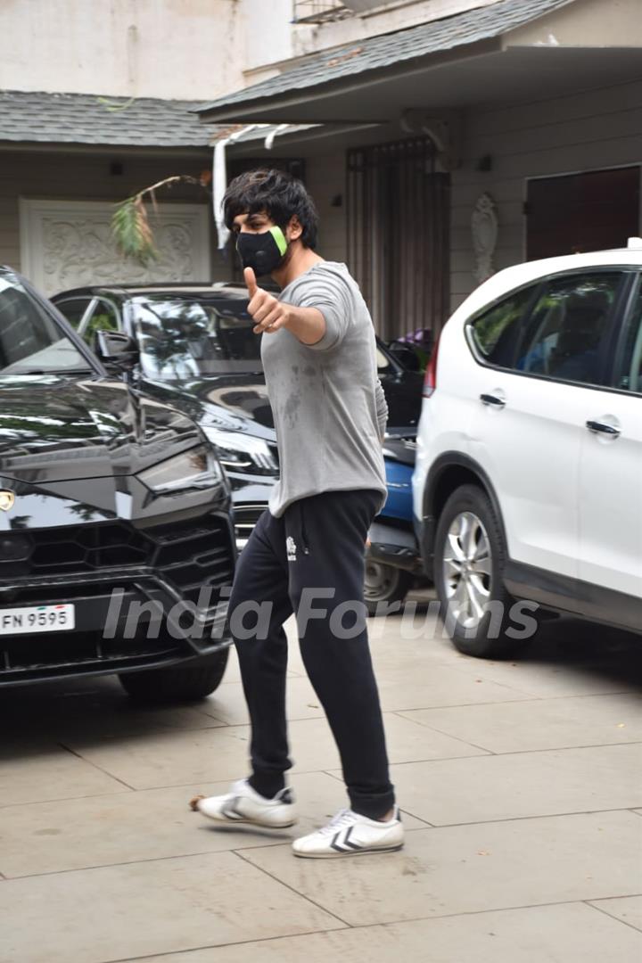 Kartik Aaryan snapped at producer Murad Khetani's house in Juhu