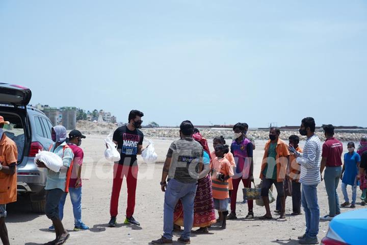 Maniesh Paul offers aid to BMC workers post Cyclone Tauktae