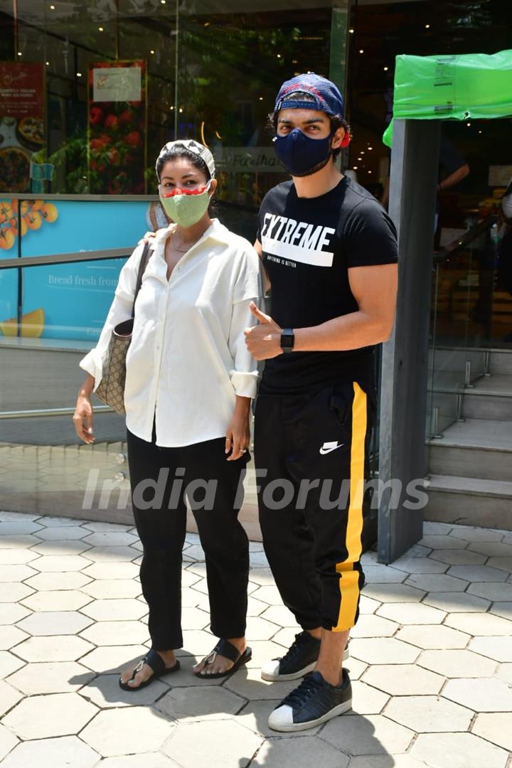 Gurmeet Chaudhary snapped with wife Debina Bannerjee Choudhary in Santacruz