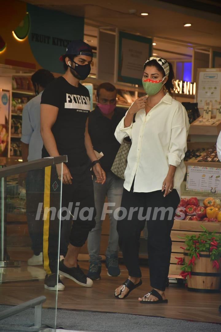 Gurmeet Chaudhary snapped with wife Debina Bannerjee Choudhary in Santacruz