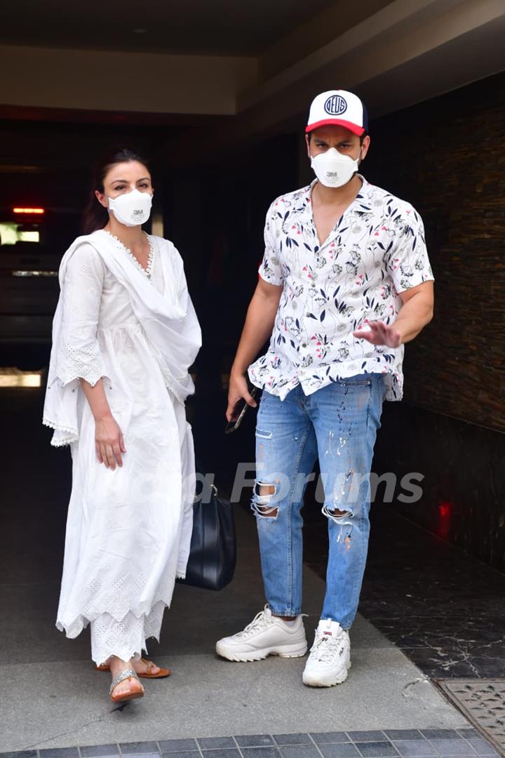 Soha Ali Khan and Kunal Kemmu spotted in Bandra 