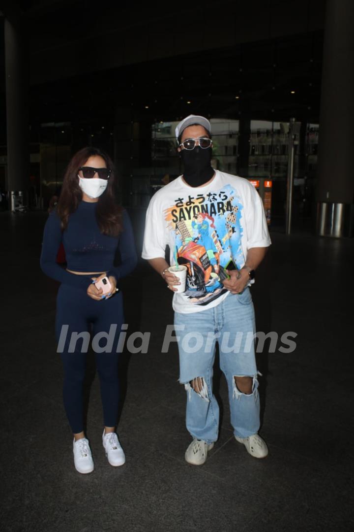 Jasmin Bhasin and Aly Goni snapped at airport