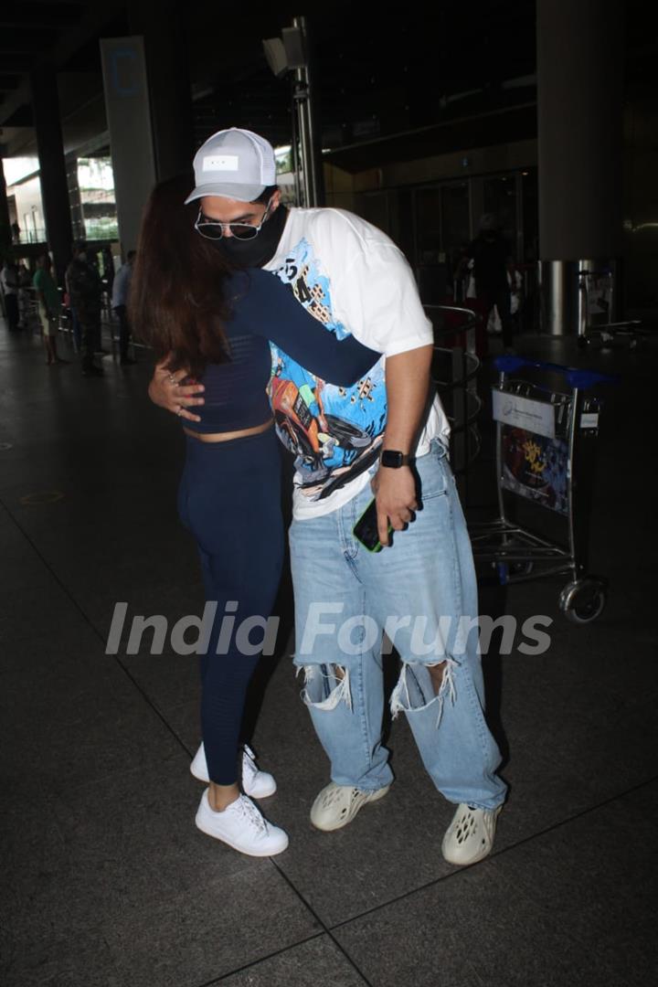 Jasmin Bhasin and Aly Goni snapped at airport