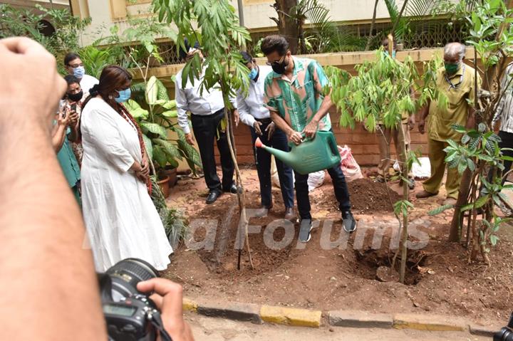 Anil Kapoor spotted at a tree plantation drive on 'World Environment Day 2021'!