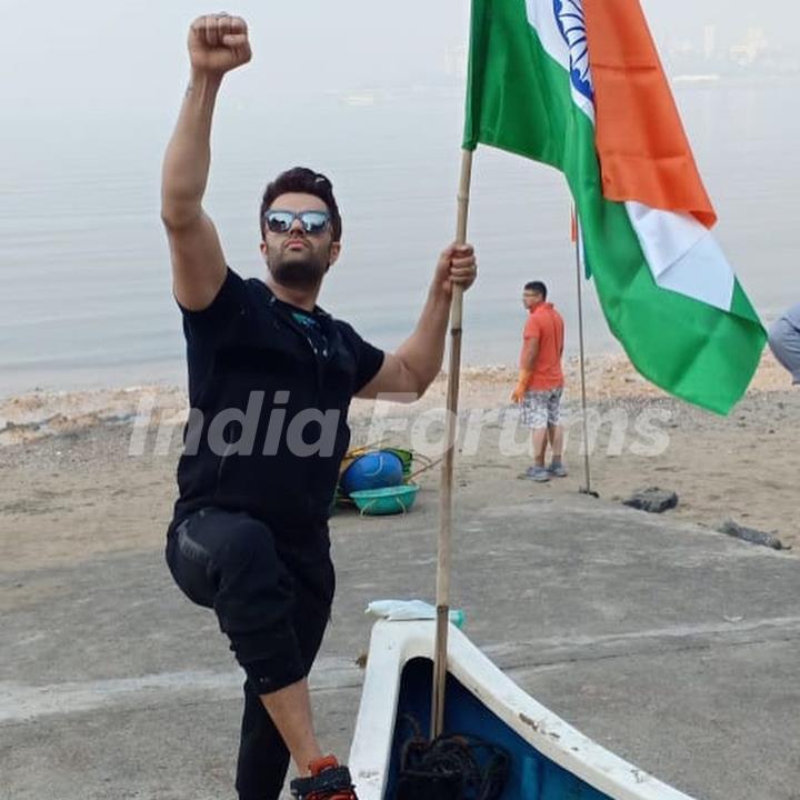 Maniesh Paul shares throwback pictures of beach clean up on 'World Environment Day'