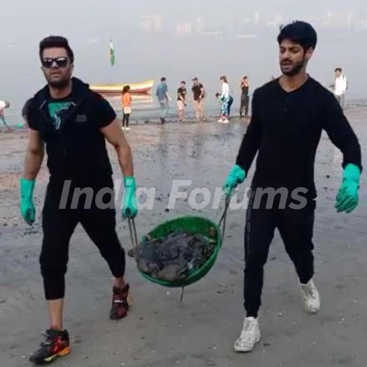 Maniesh Paul shares throwback pictures of beach clean up on 'World Environment Day'