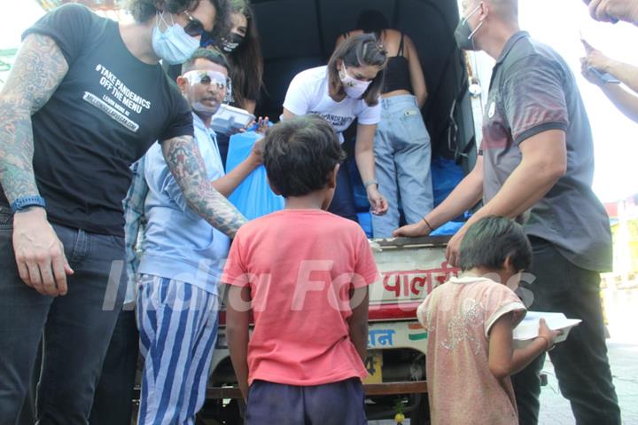 Sunny Leone snapped distributing food in Bandra, Mumbai!