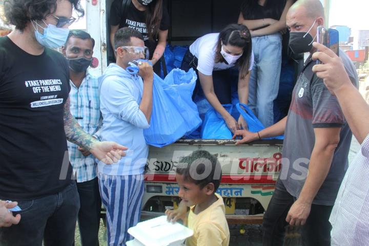 Sunny Leone snapped distributing food in Bandra, Mumbai!