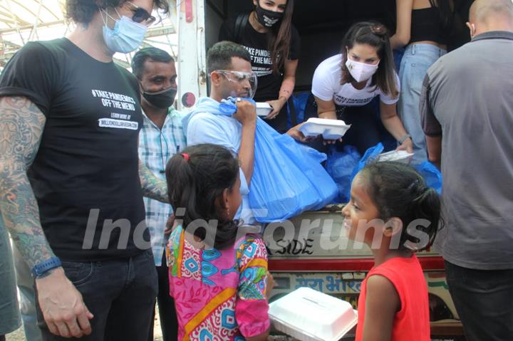 Sunny Leone snapped distributing food in Bandra, Mumbai!