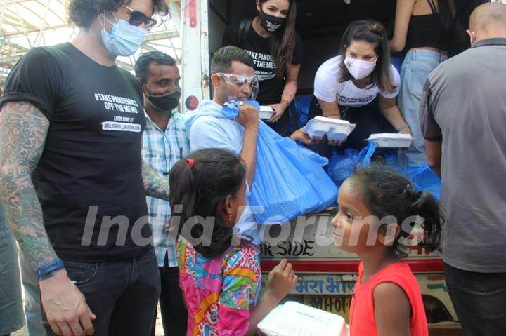 Sunny Leone snapped distributing food in Bandra, Mumbai!