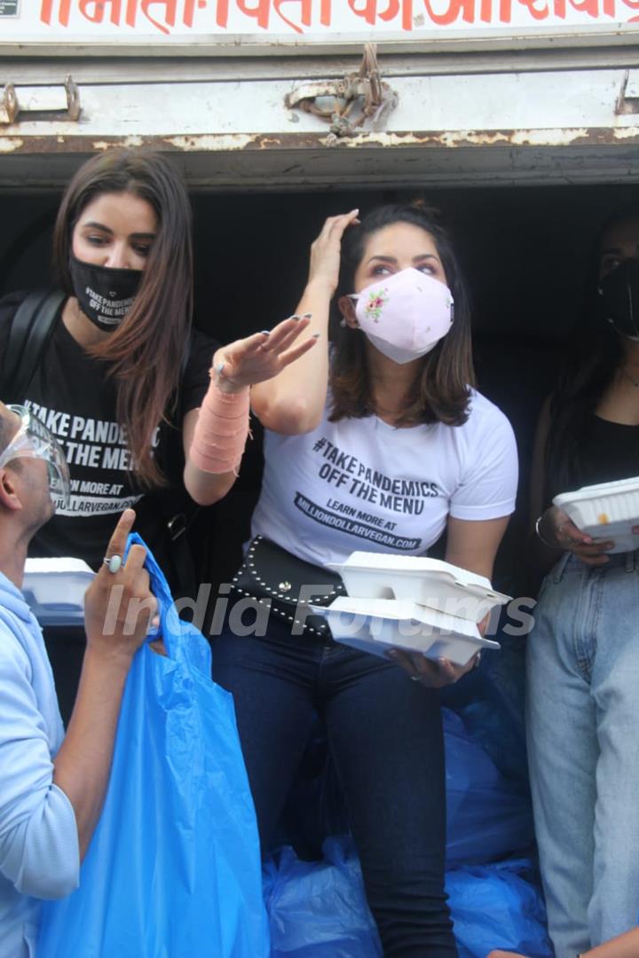 Sunny Leone snapped distributing food in Bandra, Mumbai!