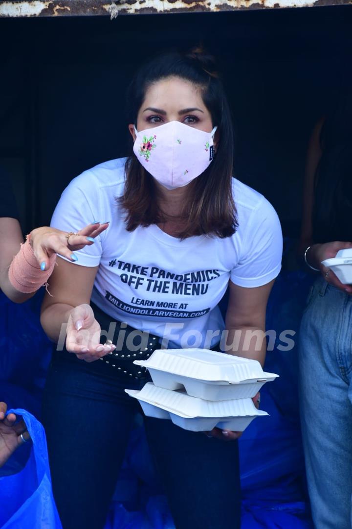 Sunny Leone snapped distributing food in Bandra, Mumbai!