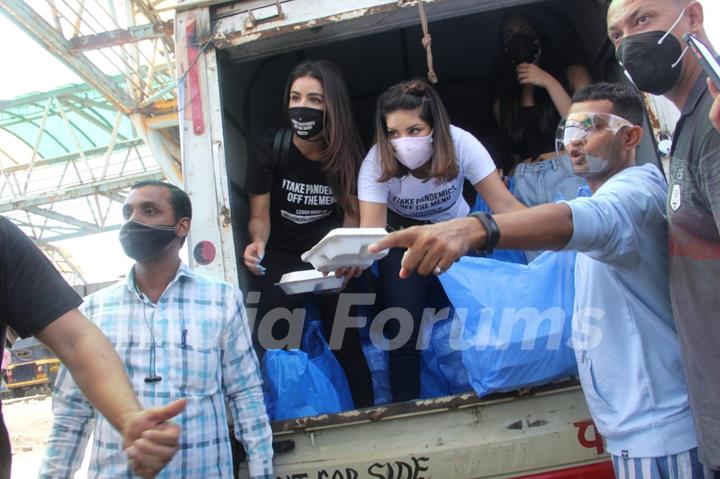Sunny Leone snapped distributing food in Bandra, Mumbai!