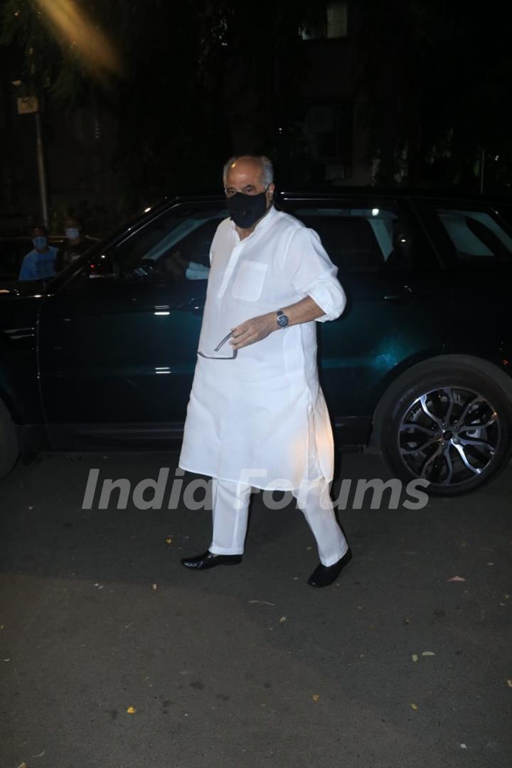 Janhvi Kapoor and Boney Kapoor snapped visiting Anshula Kapoor at Hinduja Hospital