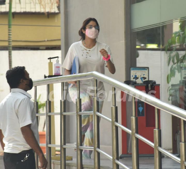 Janhvi Kapoor and Boney Kapoor snapped visiting Anshula Kapoor at Hinduja Hospital