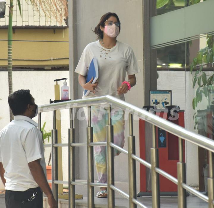 Janhvi Kapoor and Boney Kapoor snapped visiting Anshula Kapoor at Hinduja Hospital