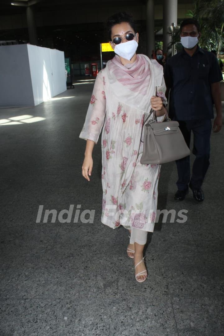 Kangana Ranaut snapped arriving at Mumbai airport