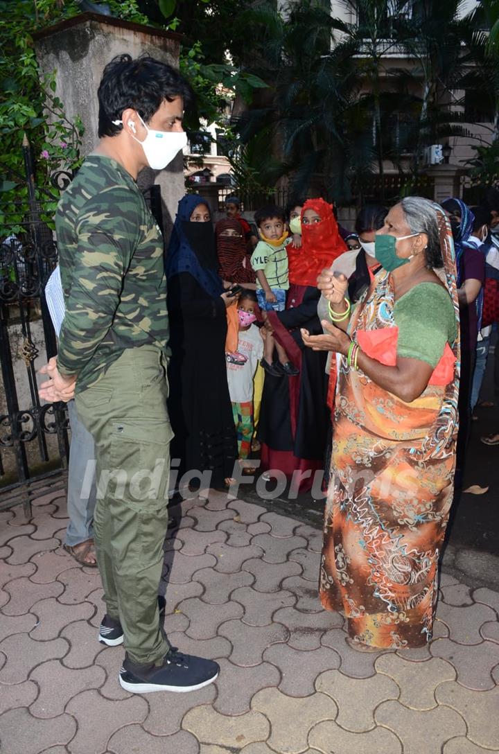 Sonu Sood spotted meeting the needy outsider his house