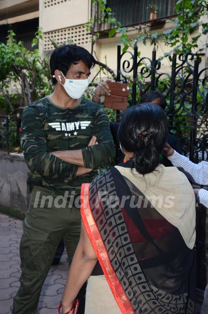 Sonu Sood spotted meeting the needy outsider his house