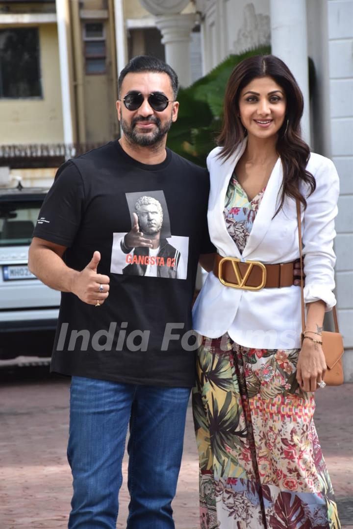 Birthday girl Shilpa Shetty snapped with her husband Raj Kundra outside their residence!