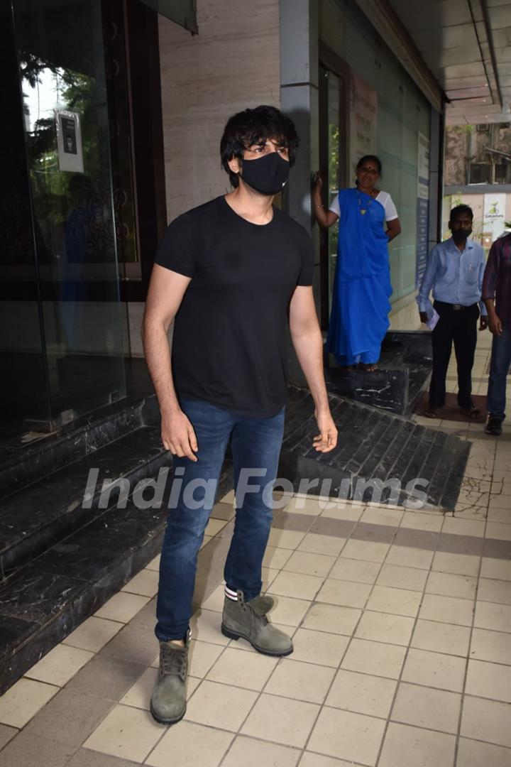 Kartik Aaryan snapped at Rohit Dhawan's office in Juhu