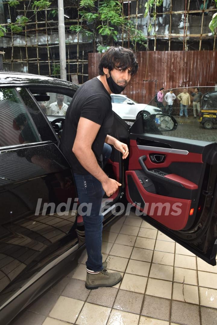 Kartik Aaryan snapped at Rohit Dhawan's office in Juhu