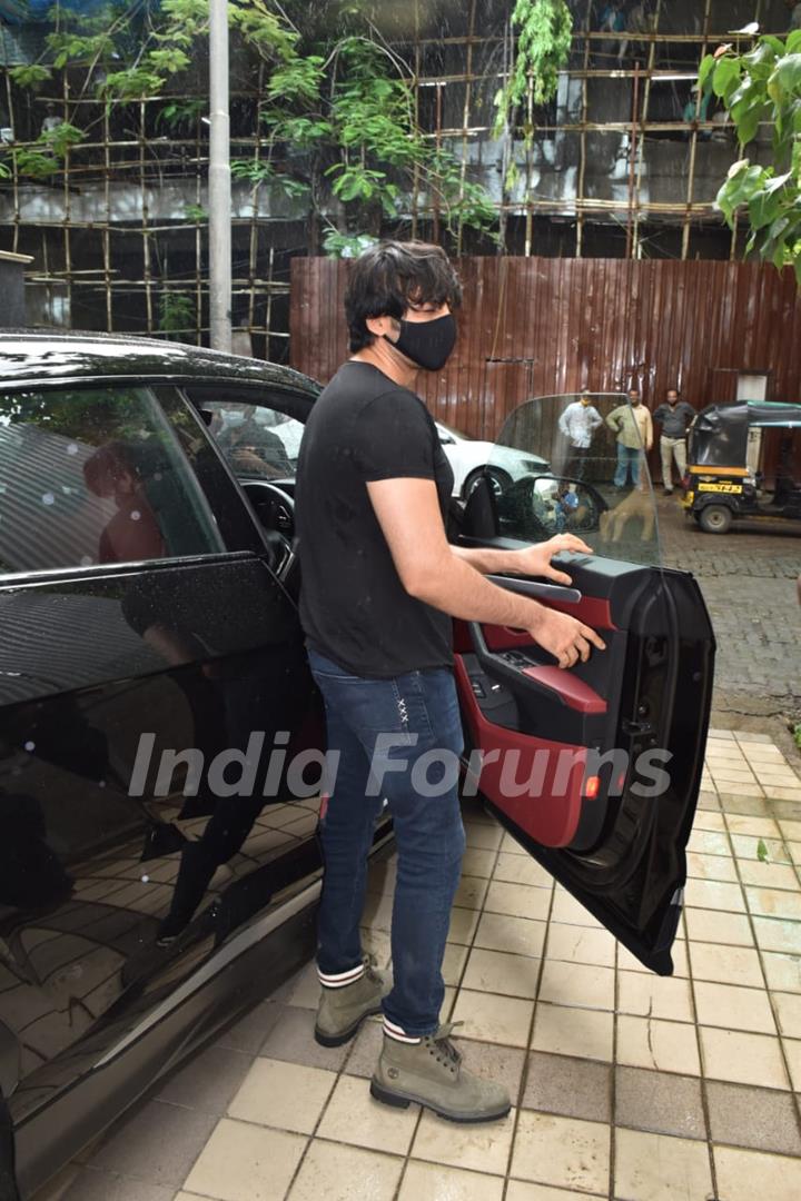 Kartik Aaryan snapped at Rohit Dhawan's office in Juhu