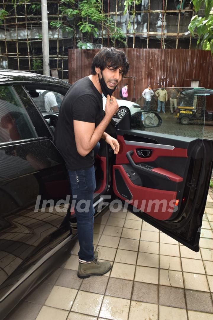 Kartik Aaryan snapped at Rohit Dhawan's office in Juhu