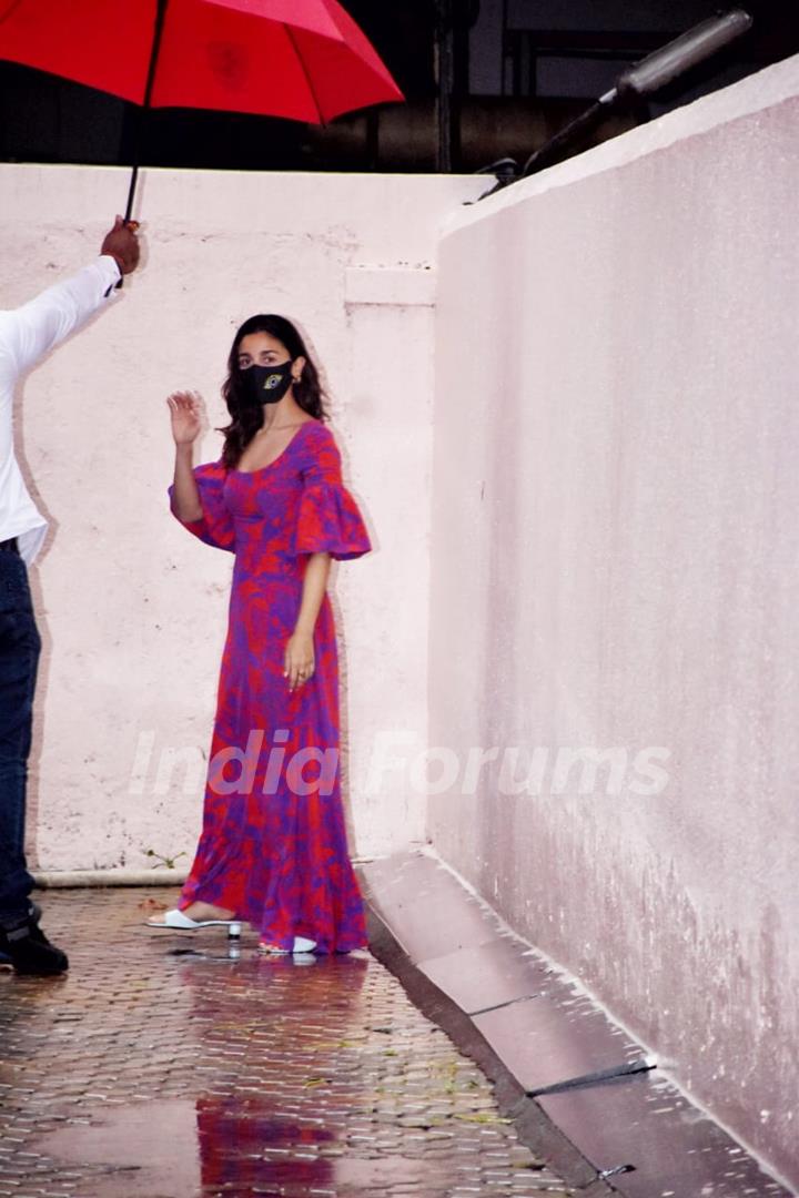 Alia Bhatt snapped at director Sanjay Leela Bhansali's office in Juhu