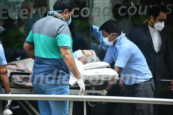 Dilip Kumar returns home after being discharged from hospital!